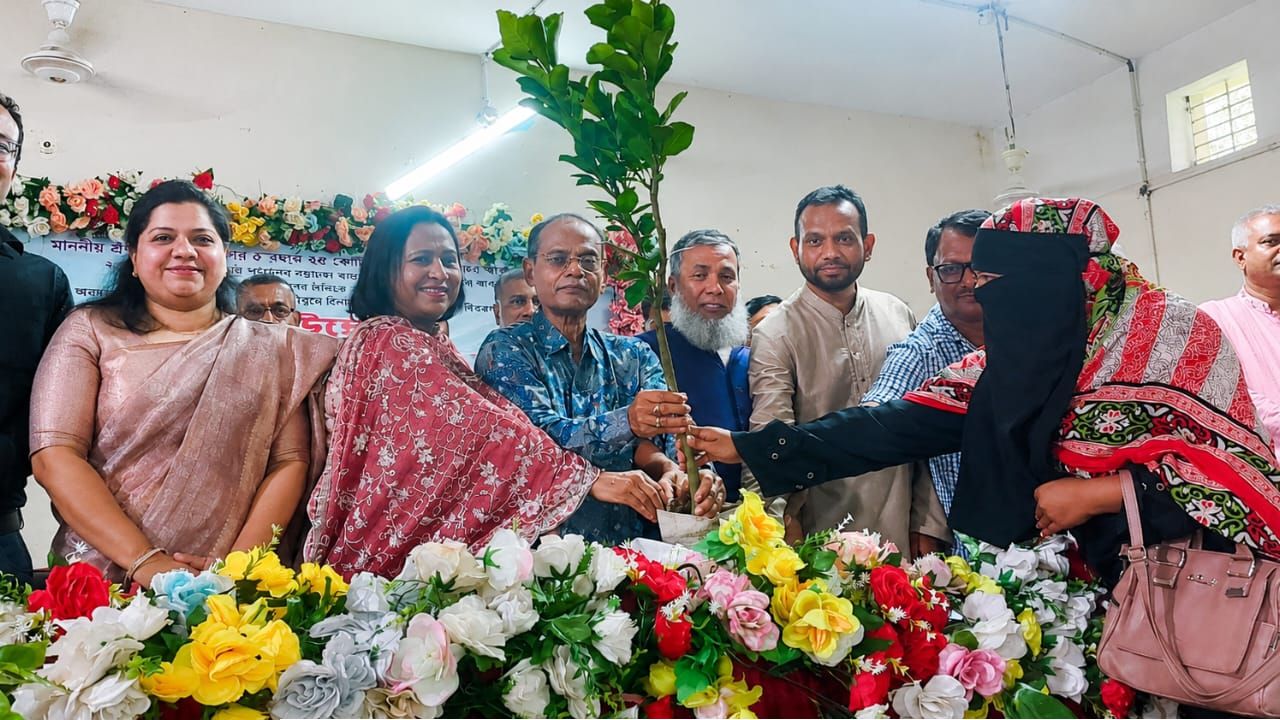 টঙ্গিবাড়ীতে কৃষি পুনর্বাসন কর্মসূচির শুভ উদ্বোধন, কৃষকদের মাঝে চারা ও বীজ  বিতরণ।