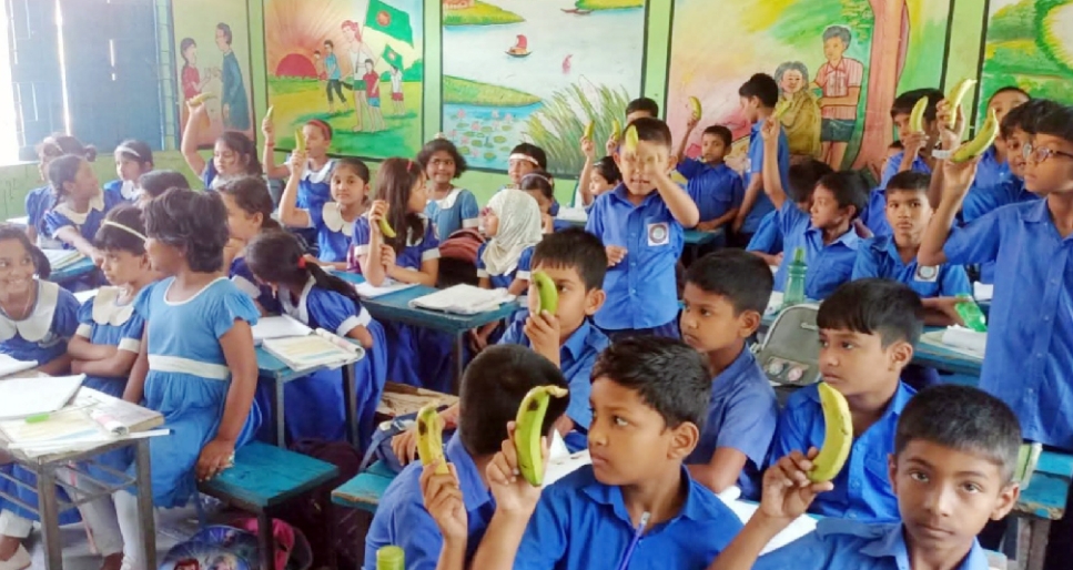 বরিশালে স্কুল ফিডিংয়ে পচা কলা-বাসি ডিম