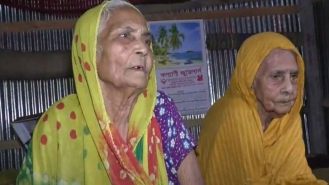 ১৩০ বছর বয়সী মায়ের খেয়াল রাখেন ১০০ বছরের মেয়ে!