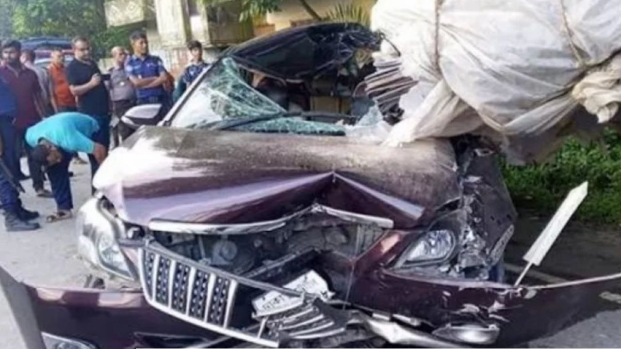 দাঁড়িয়ে থাকা ট্রাকে প্রাইভেট কারের ধাক্কা, রড ঢুকে প্রাণ গেল বিচারকের