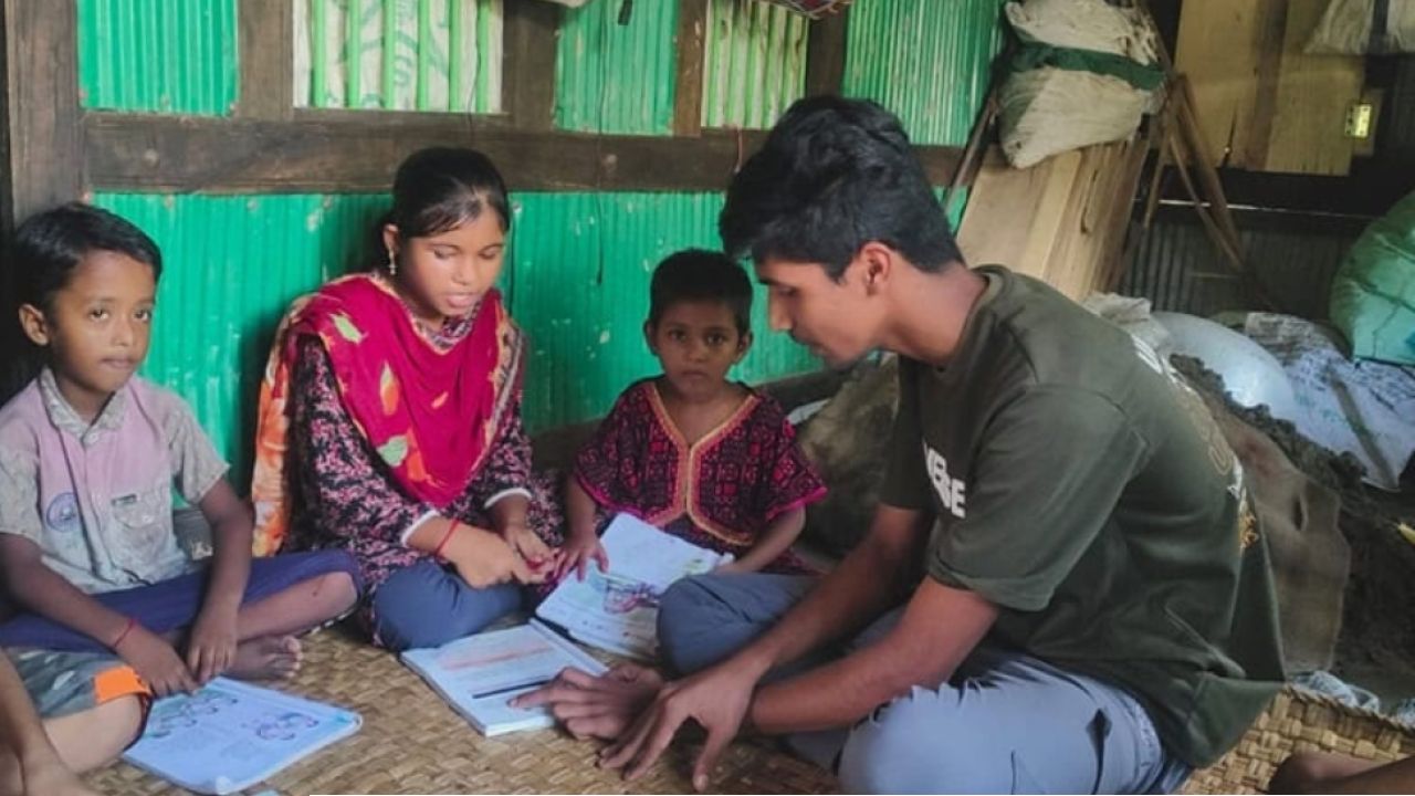 শিশুদের পড়িয়ে, হাটে বড়ই বিক্রি করে এসএসসিতে এ প্লাস পেল দুর্জয়
