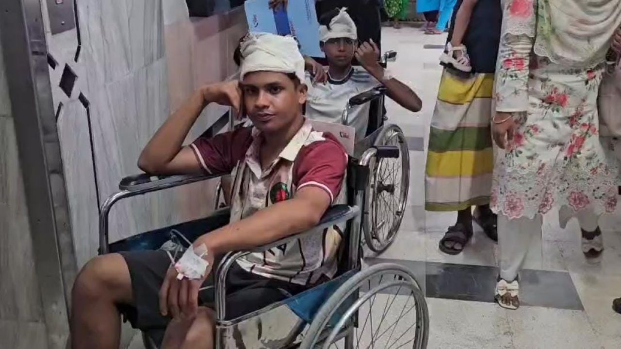ফুটবল খেলা নিয়ে বিরোধ: সাভারে দুইজনকে কুপিয়ে ও পিটিয়ে জখম, হাসপাতালে ভর্তি।