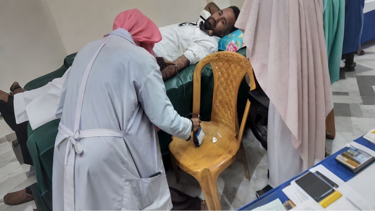 সাপের কামড়ে মুমূর্ষু মঞ্জুয়ারা, রক্ত দিয়ে পাশে দাঁড়ালেন সাংবাদিক পলাশ শেখ
