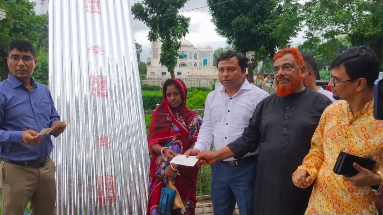 দুর্যোগে ক্ষতিগ্রস্ত ২৪ পরিবার পেল ২ বান টিন ও ৬ হাজার টাকার চেক