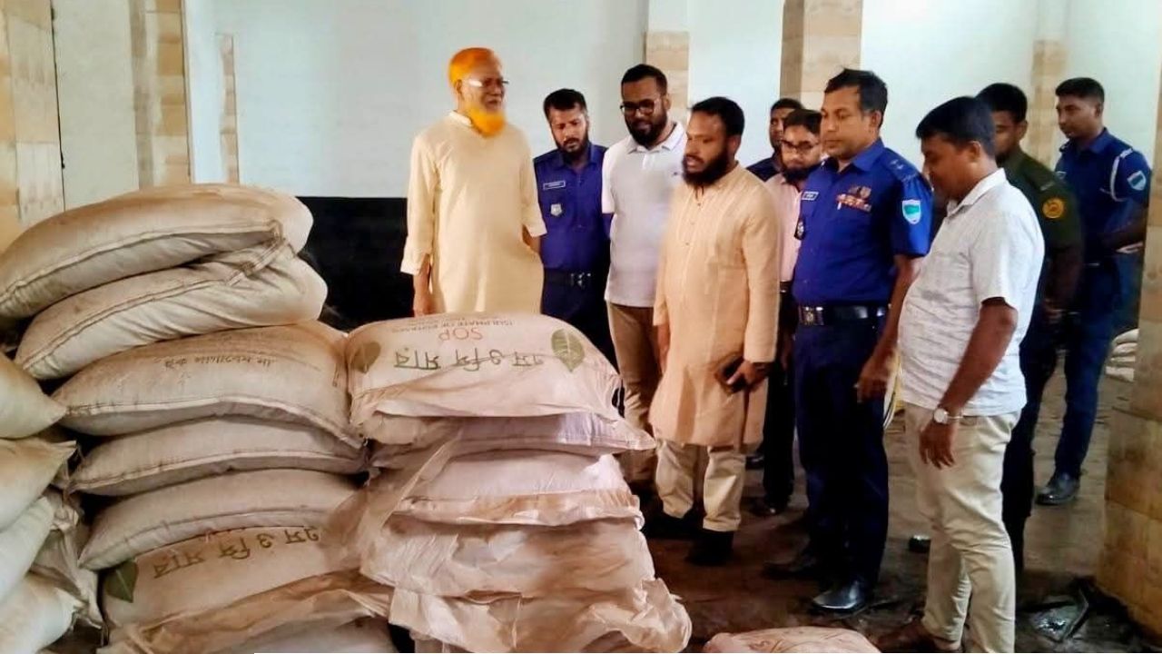 ছুটির দিনে সারের ডিলারের ঘরে হানা দিলেন শৈলকুপার ইউএনও মাহফুজুর রহমান!!