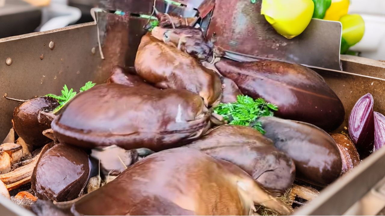 সীতাকুণ্ডে গরুবাহী ট্রাক নিয়ন্ত্রণ হারিয়ে গাছের সঙ্গে ধাক্কা, ব্যবসায়ী নিহত