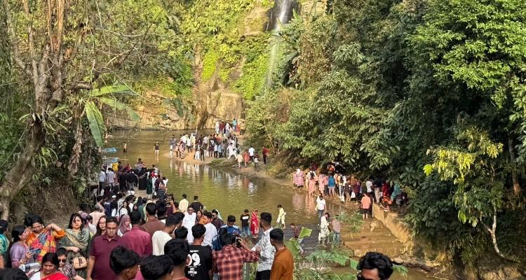 ঈদের ছুটিতে মাধবকুণ্ডে অর্ধ লক্ষাধিক পর্যটকের সমাগম