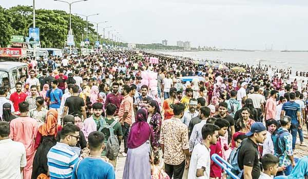 ঈদের ছুটিতে পর্যটকদের উপচে পড়া ভিড়ে মুখর চট্টগ্রাম