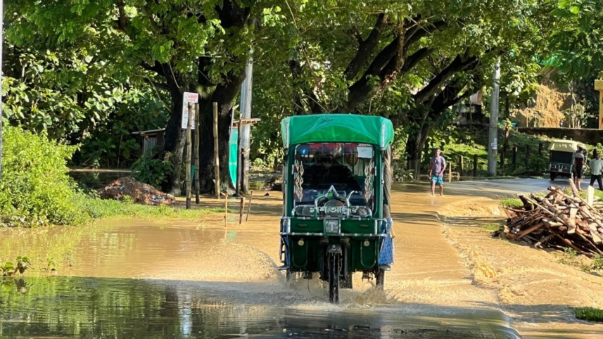 খাগড়াছড়িতে ভারী বৃষ্টি ও পাহাড়ধস, যান চলাচল ব্যাহত