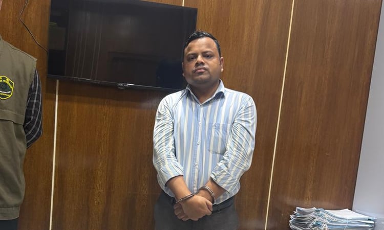 প্রধানমন্ত্রীর পরিবারের নামে ভুয়া আইডি খুলে প্রতারণা: রিমান্ডে কাকন