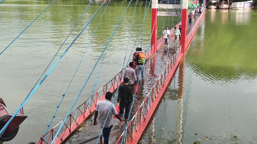 কাপ্তাই হ্রদে পানি বেড়ে রাঙামাটির ঝুলন্ত সেতু নিমজ্জিত