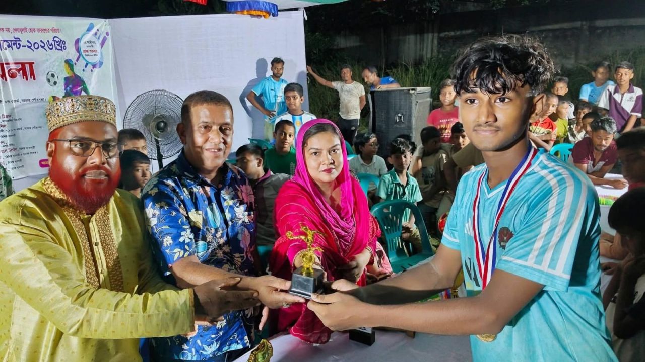 যুবসমাজকে মাদকমুক্ত রাখতে খেলাধুলার বিকল্প নেই। কাউন্সিলর প্রার্থী মোশাররফ হোসেন মোল্লা। 