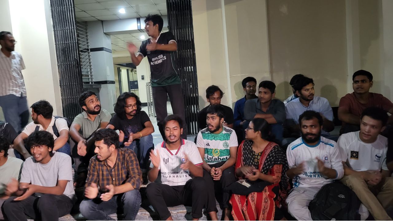 সাংবাদিকদের উপর হামলায় জড়িতদের গ্রেপ্তারের দাবিতে প্রশাসন ভবন ঘেরাও 