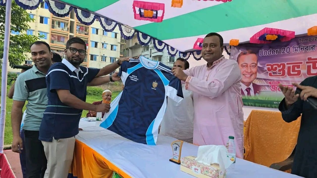​সাভারে ২০ মিনিবার ফুটবল টুর্নামেন্টের জমকালো উদ্বোধন।