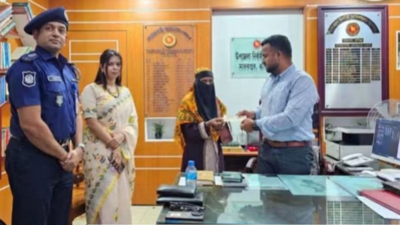 সৌদি আরব ফেরত রেহেনাকে সহায়তা দিলেন মাধবপুরের ইউএনও  