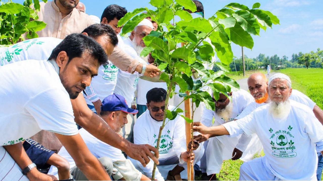 গাইবান্ধার মালিবাড়ীতে বৃক্ষরোপণ কর্মসূচির উদ্বোধন,এক হাজার গাছ লাগানোর উদ্যোগ
