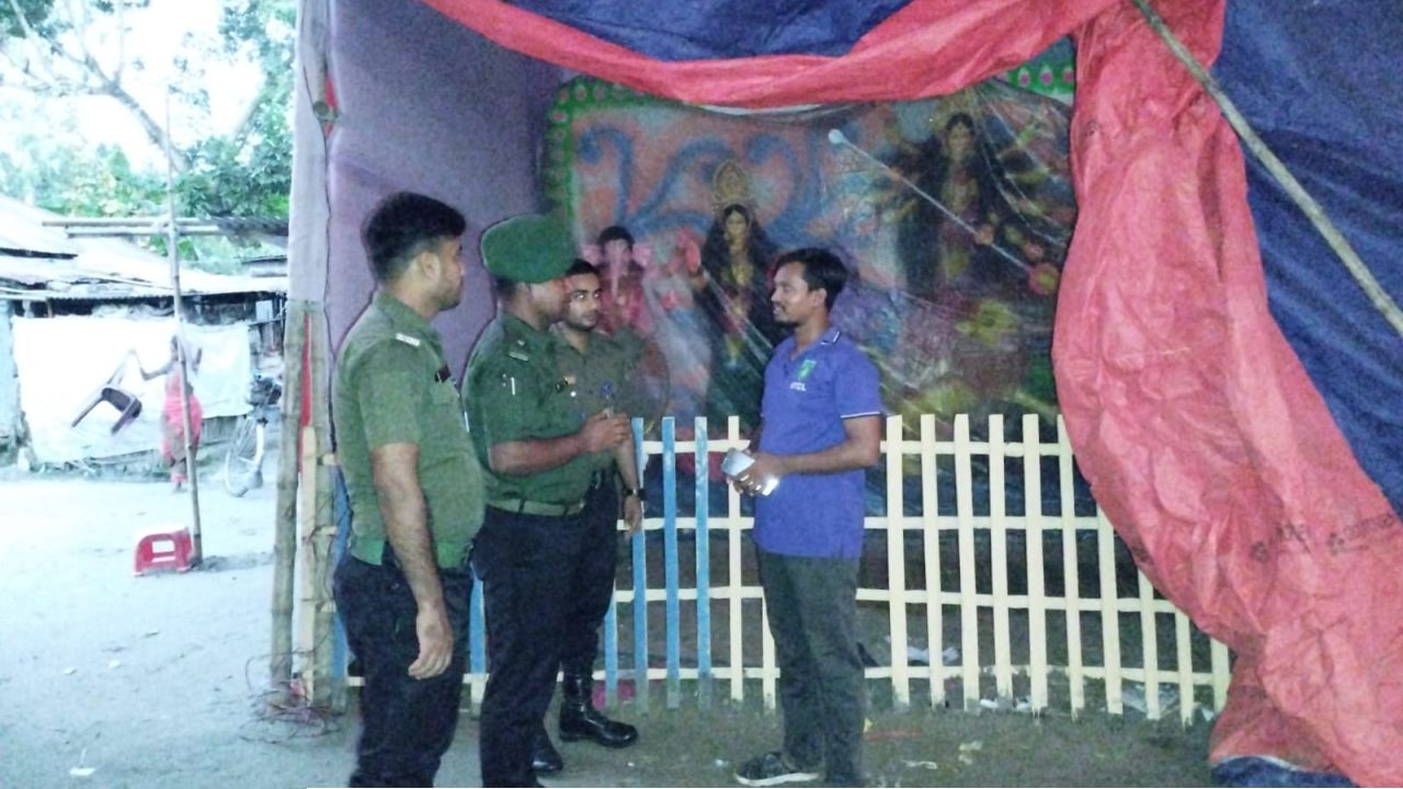 সুজানগর উপজেলা আনসার ভিডিপি কর্মকর্তা পূজামন্ডপসমূহ পরিদর্শন করেন 