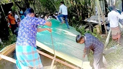 কালিহাতীতে রাস্তা বন্ধ থাকায় ঘর ভেঙে লাশ দাফন
