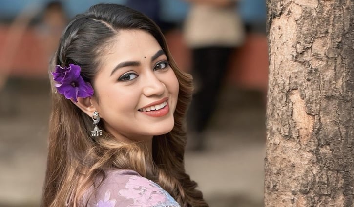 শুটিংয়ে চিত্রগ্রাহকের ক্যামেরার নিচে পড়ে আহত উর্বী